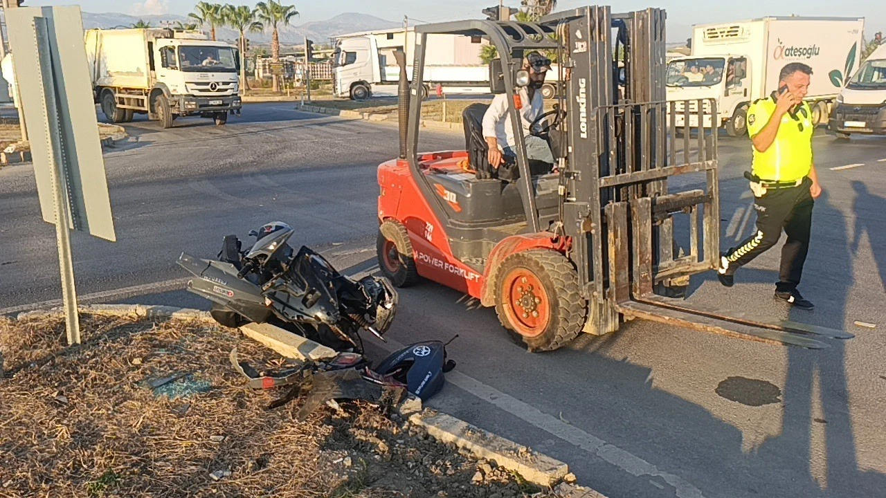 Kırmızı ışık ihlali yapan ticari taksiyle motosiklet çapıştı: 1 yaralı