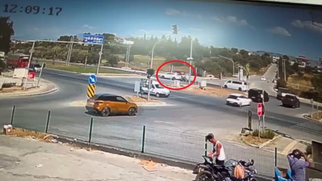 Kırmızı ışıkta geçen araca motosikletin çarpma anı kamerada: 2 yaralı