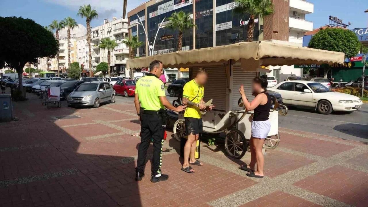 Kırmızı ışıkta motosikletle bekleyen turistler bir anda kaldırıma çıktı, büfeye çarpıp yere savruldu