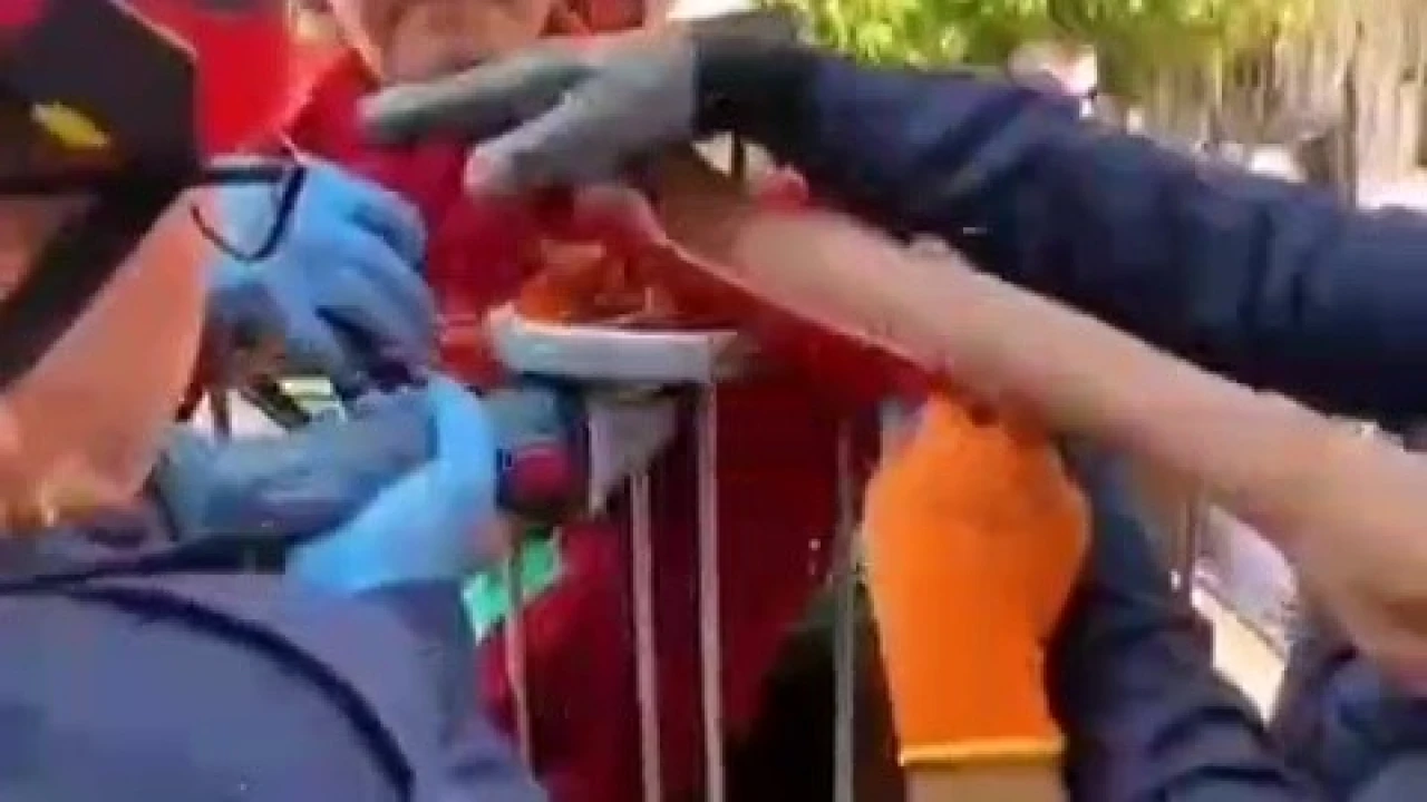 Koluna korkuluk demiri saplanan çocuk hastaneye kaldırıldı