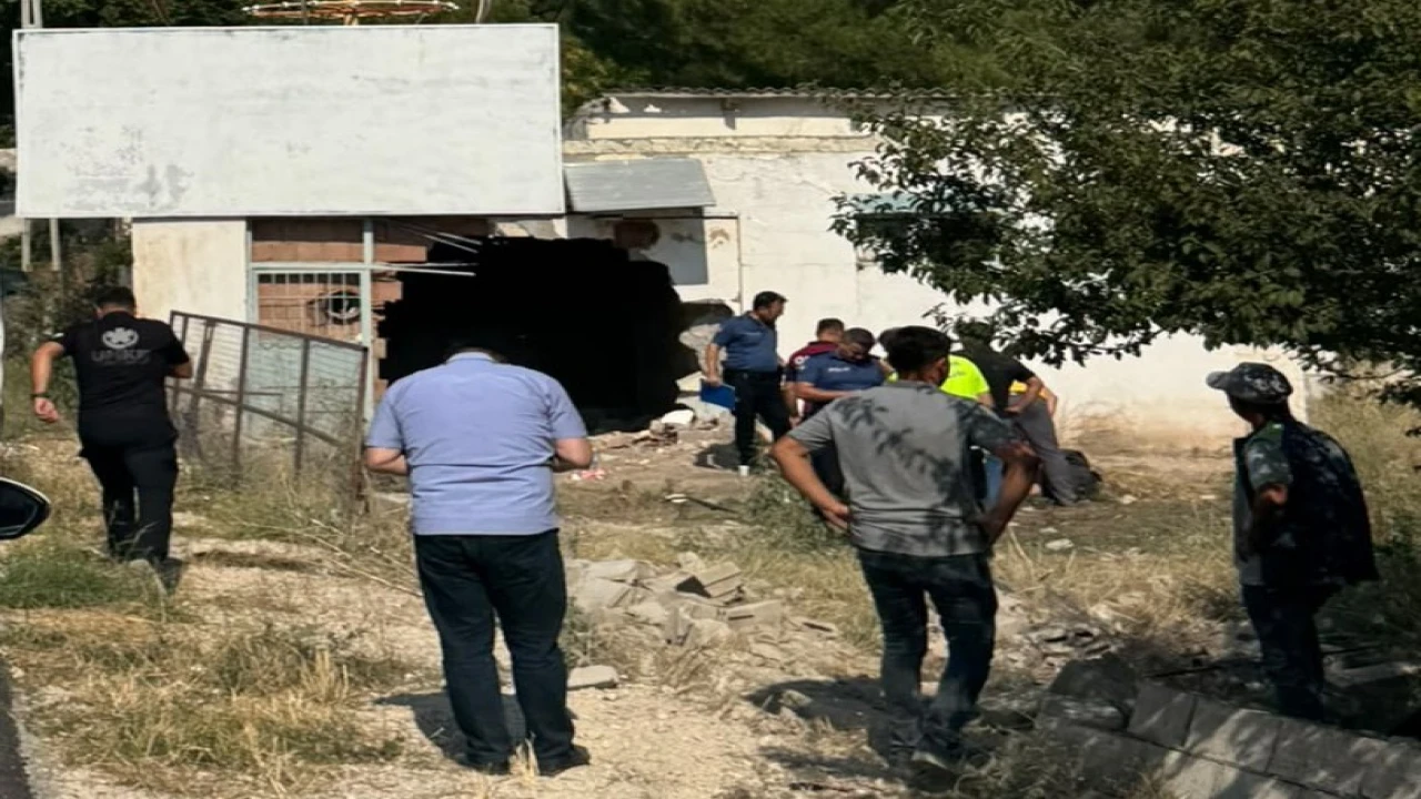Kontrolden çıkan otomobil yol kenarında bulunan depoya girdi