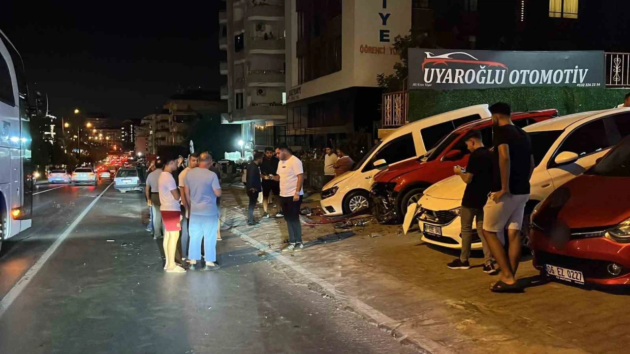 Kontrolden çıkıp savrulan Fiat Tofaş, oto galerideki araçlara çarparak durabildi