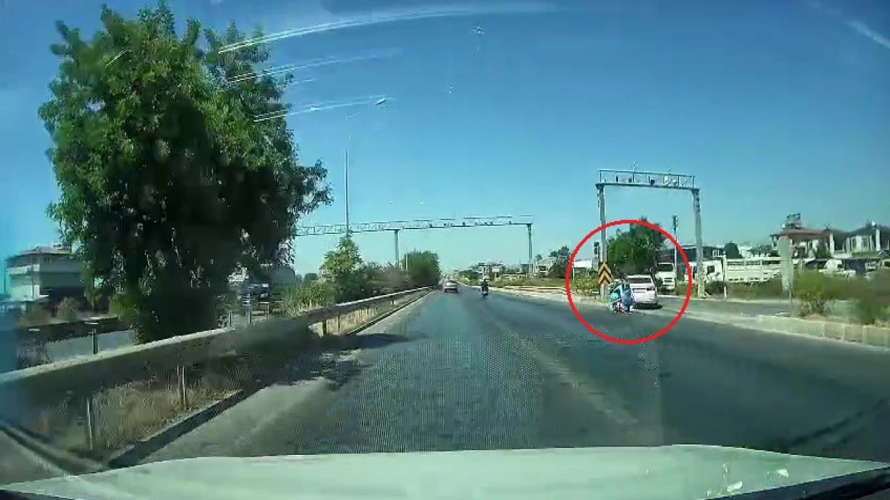 Kontrolsüz şekilde tali yola dönen otomobile arkadan gelen motosiklet çarptı