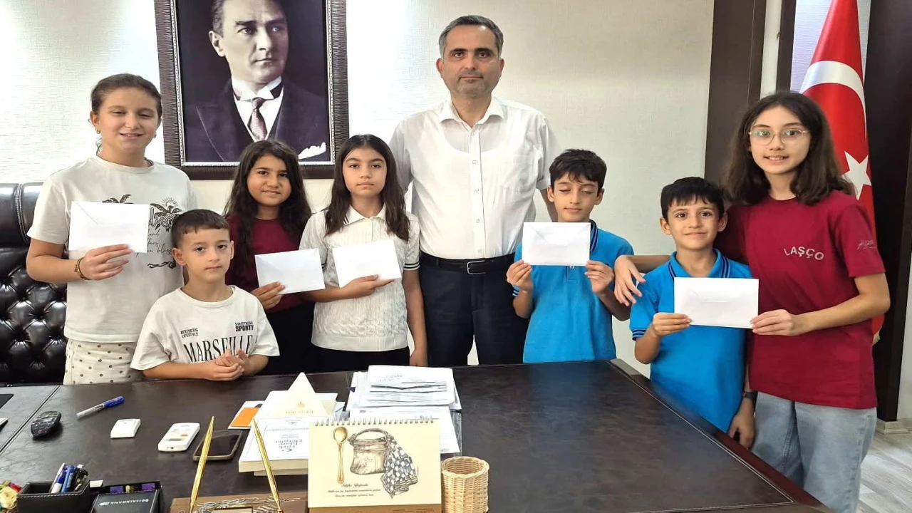 Kozanda miniklerden afetzedelere 15 bin liralık destek