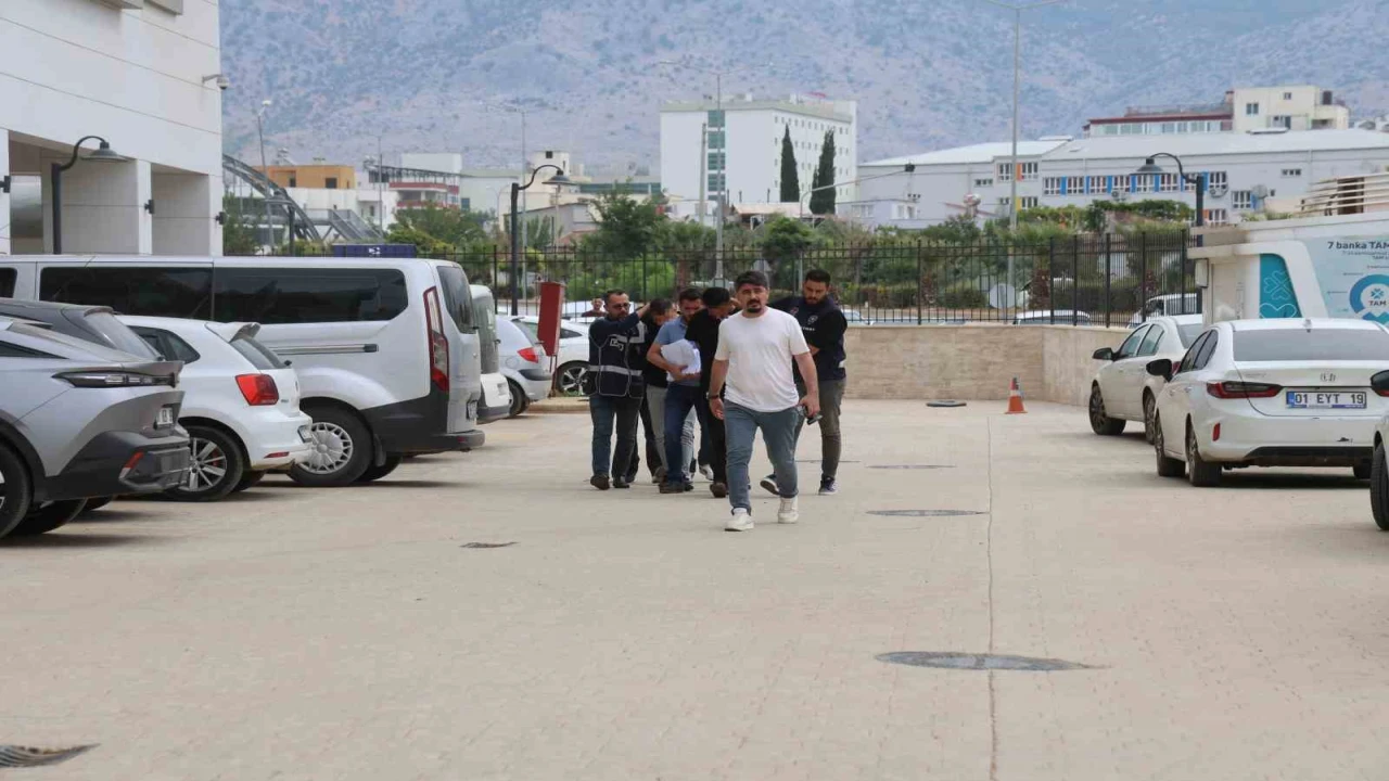 Kozanda silahla yaralama ve tehdit suçlarından 2 şüpheli tutuklandı