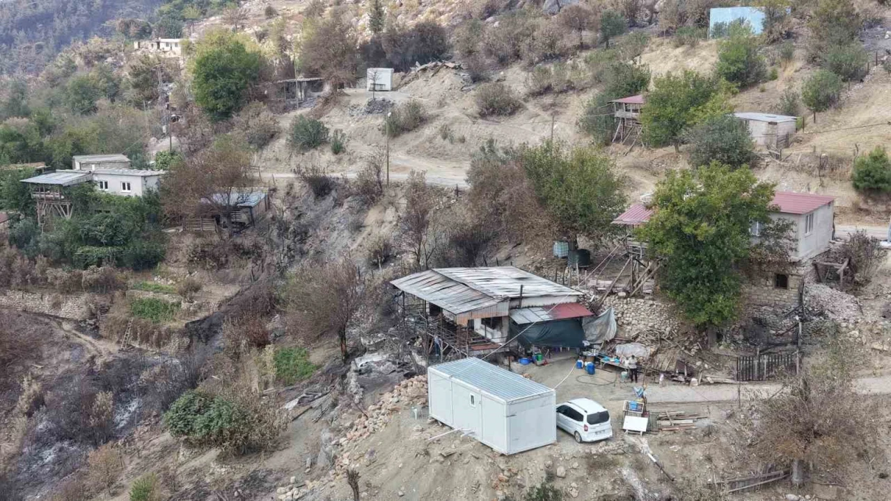 Kozandaki orman yangınında evleri yanan ailelere konteyner desteği