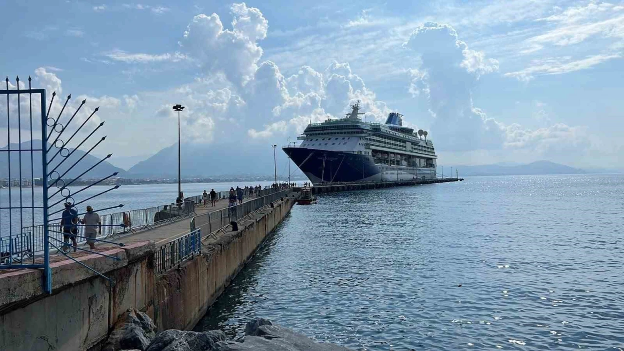 Lüks kruvaziyer bin 765 turist ile Alanya iskelesine demir attı