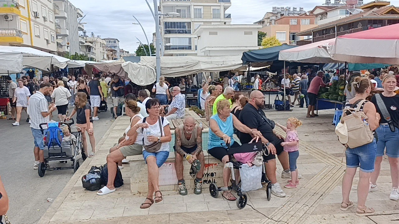 Manavgat semt pazarına turist akını esnafın yüzünü güldürdü