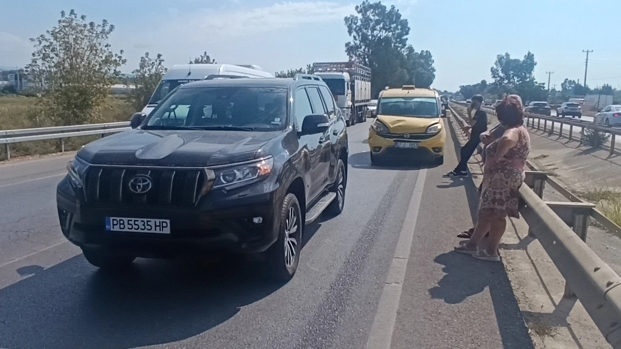 Manavgatta 3 araçlı zincirleme kaza, trafikte uzun araç kuyruğuna neden oldu