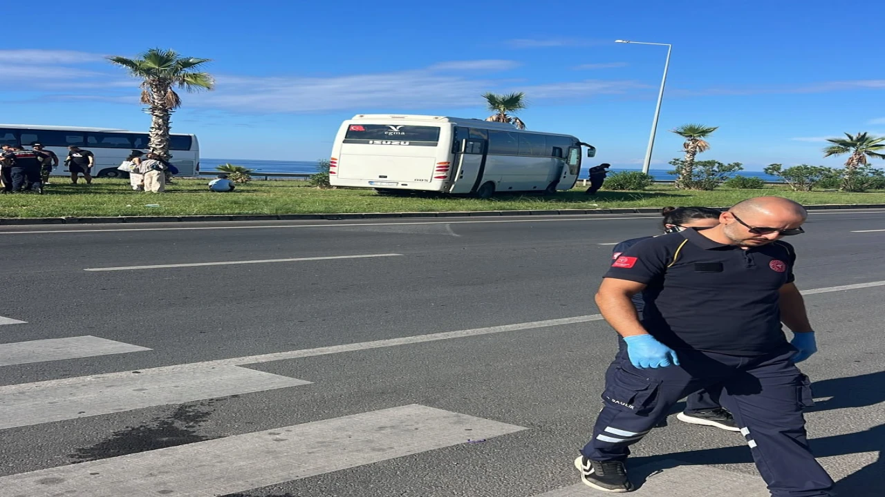 Manavgatta tur otobüsü minibüsle çarpıştı: 3 yaralı