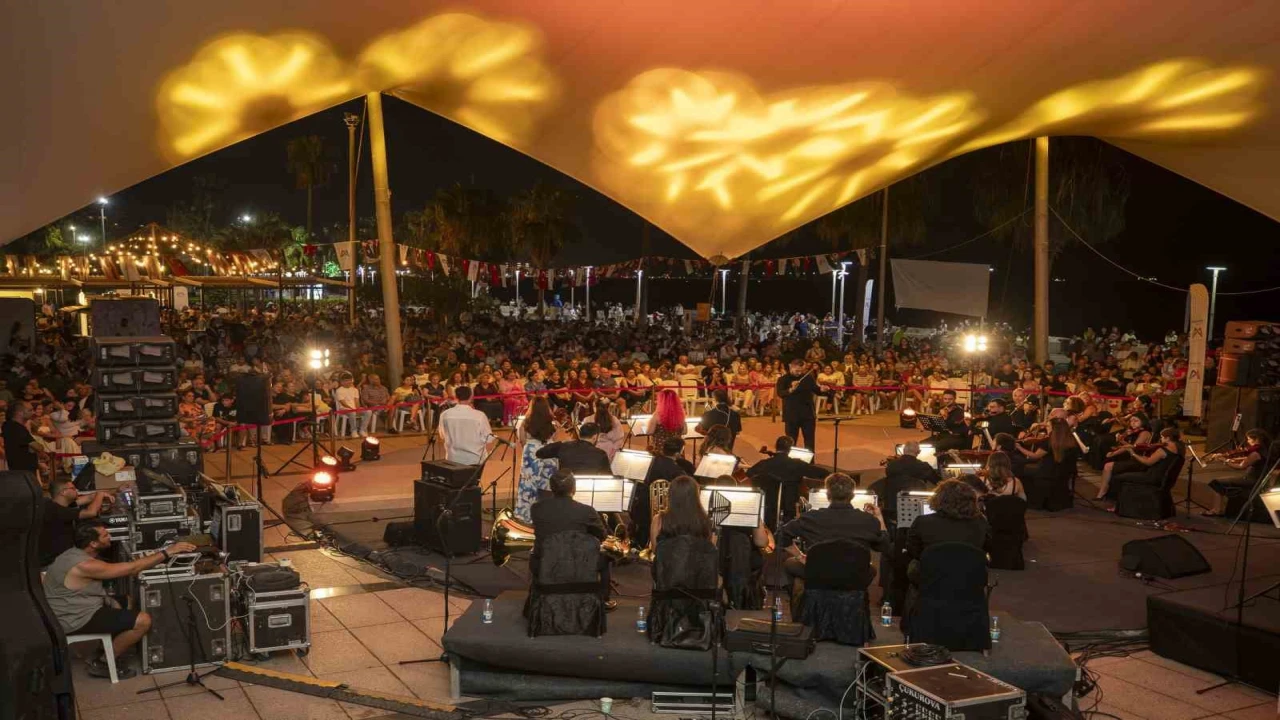 Mersin Kent Orkestrası yeni sanat sezonunu yakamoz eşliğinde açtı