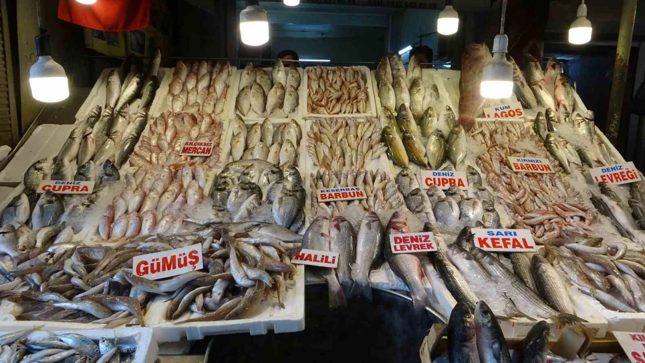 Mersinde av yasağının kalkmasıyla balık tezgahları şenlendi