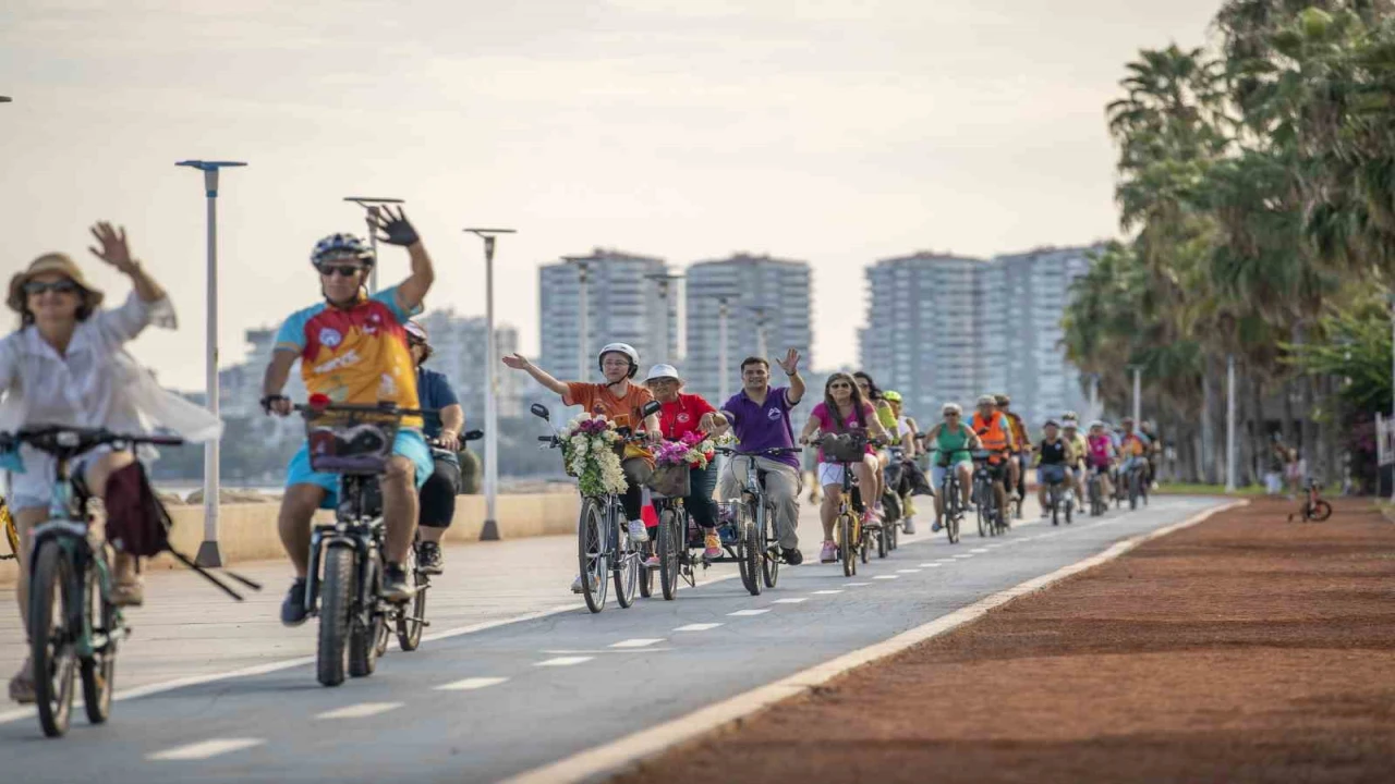 Mersinde bisikletseverler güvenli sürüş için pedal çevirdi
