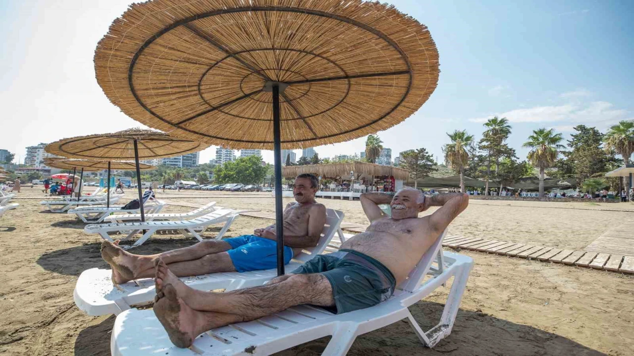 Mersinde emekliler deniz ve güneşin tadını çıkardı