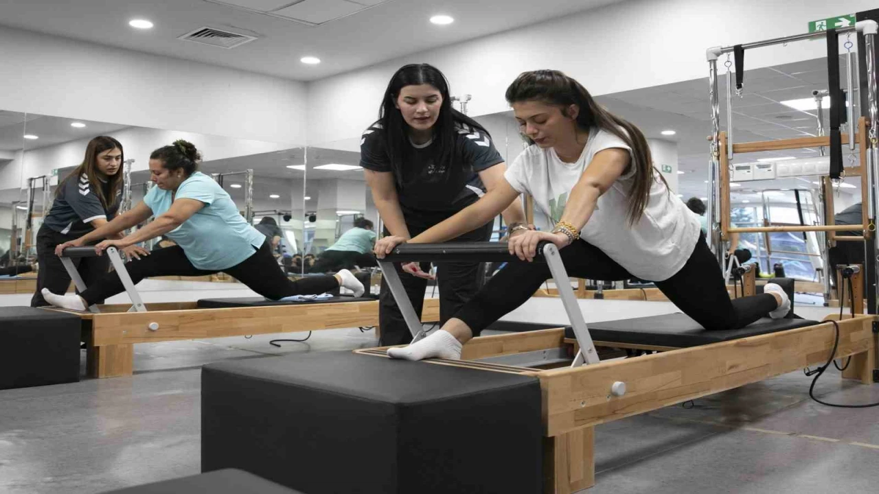 Mersinde kadınlar ücretsiz pilates kursunda hem spor yapıyor hem sosyalleşiyor