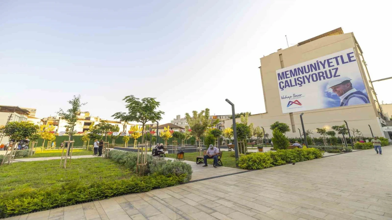 Mersinde Kırmızı Lacivert Kent Meydanı çarşıya nefes aldırdı