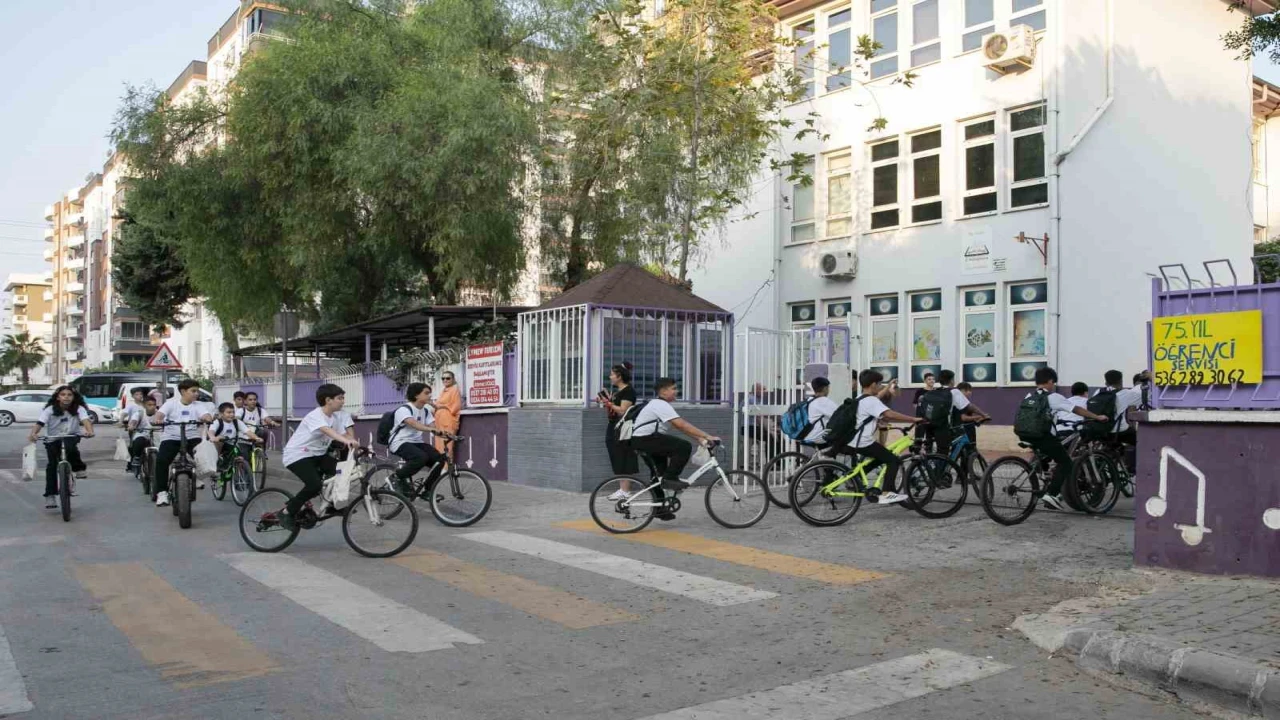 Mersinde öğrenciler okula pedal çevirerek gitti