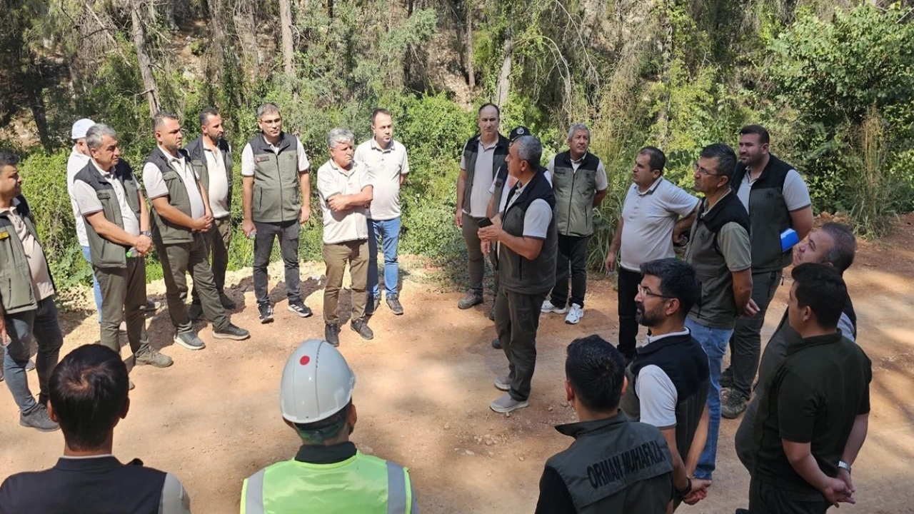 Mersinde orman yollarında yangına karşı güvenli hat çalışması