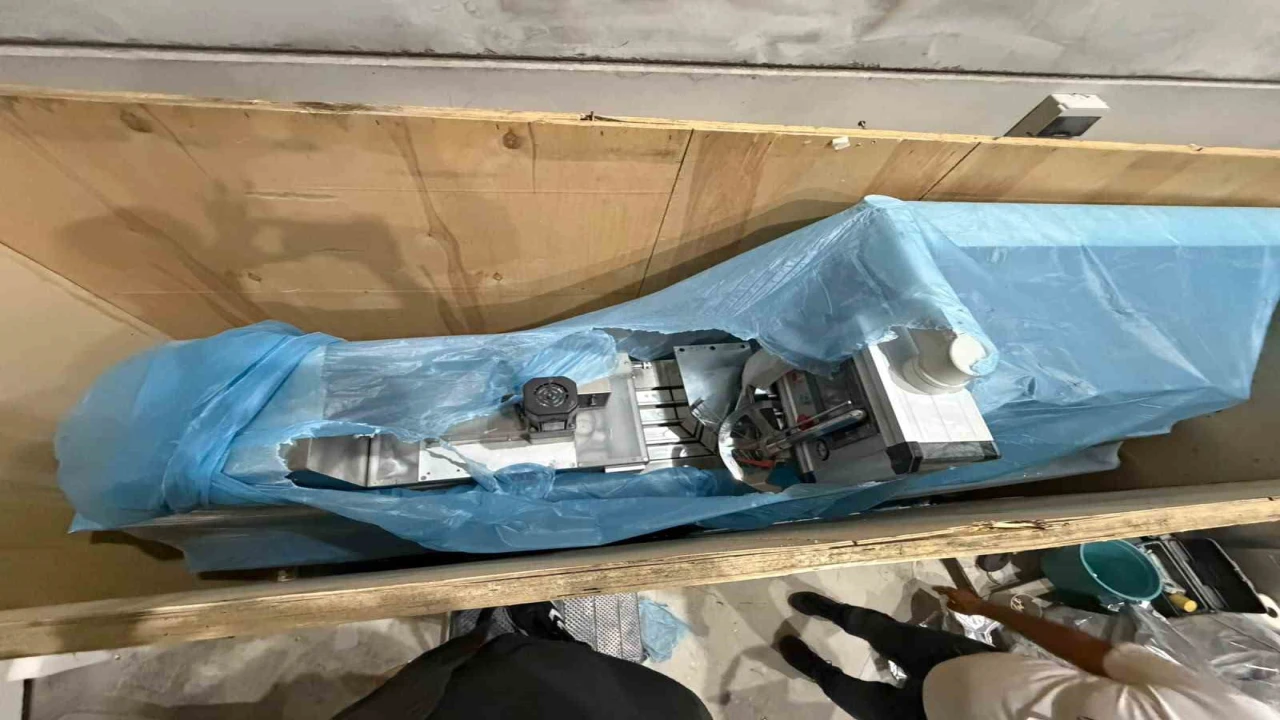 Mersinde plastik ambalaj dükkanında uyuşturucu imalathanesi ortaya çıkarıldı: 100 bin sentetik ecza hap ele geçirildi