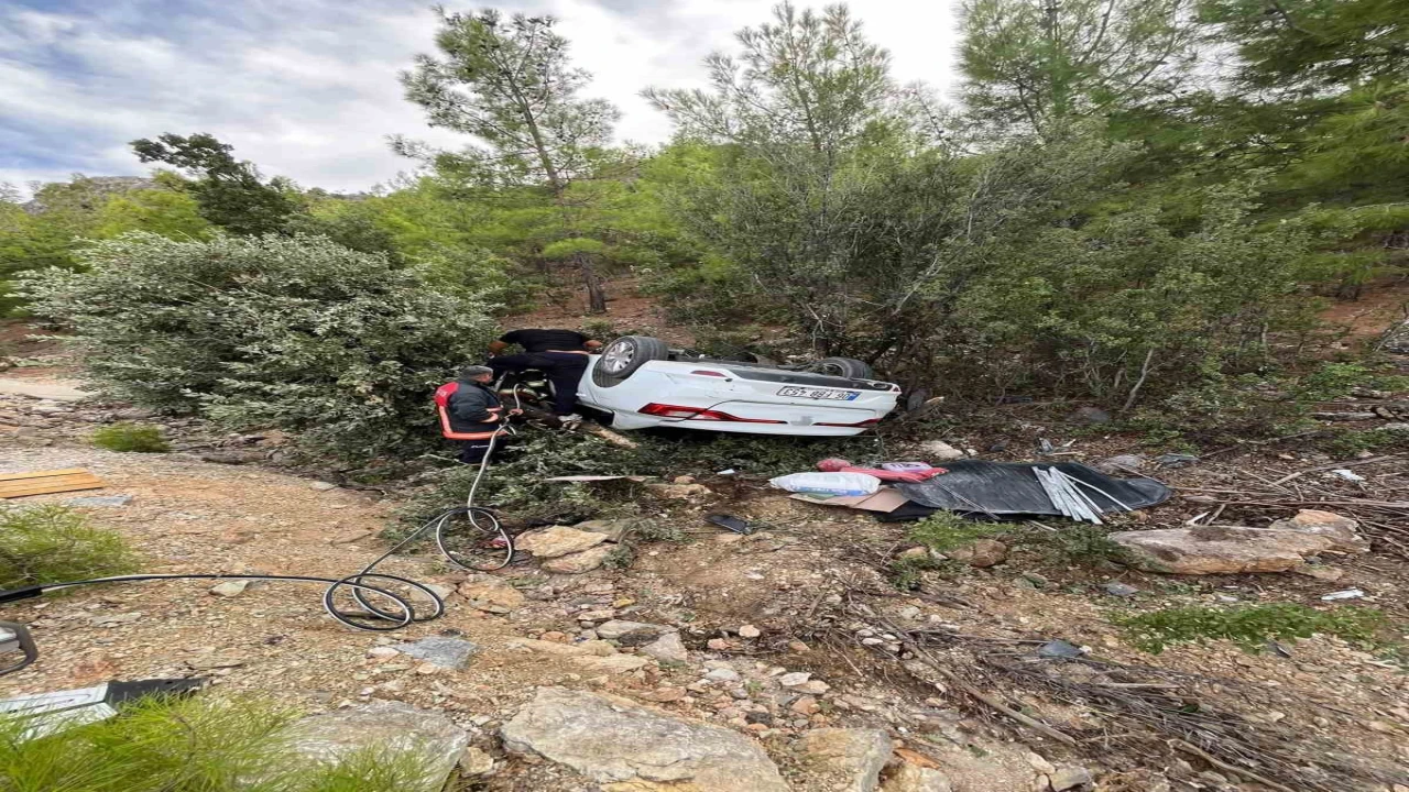 Mersinde seyir halindeki otomobil devrildi: 1 ağır yaralı