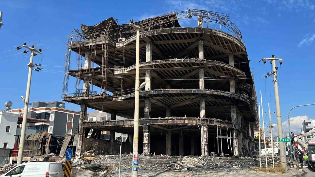 Mersindeki mobilya mağazası küle döndü, soğutma çalışması sabaha kadar sürdü
