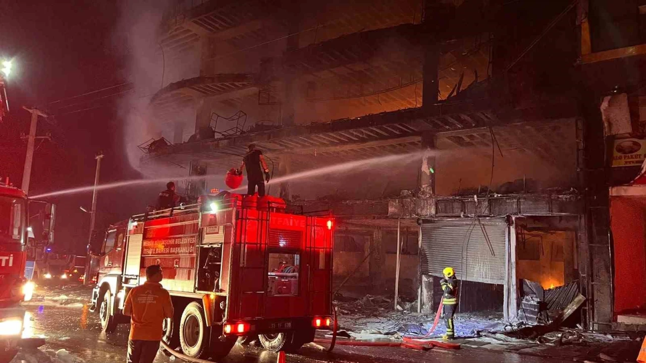 Mersindeki mobilya mağazası yangını söndürüldü