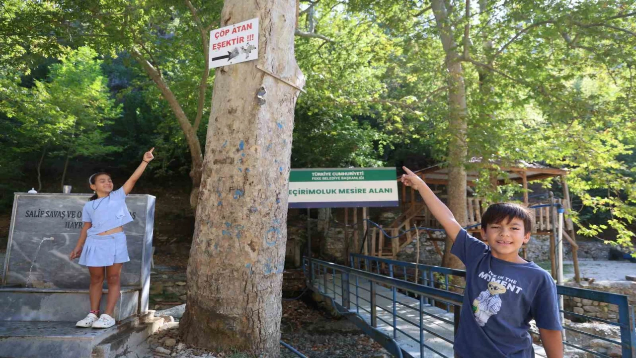 Mesire alanındaki çöp sorununa Çöp atan eşektir yazılı tabelayla tepki