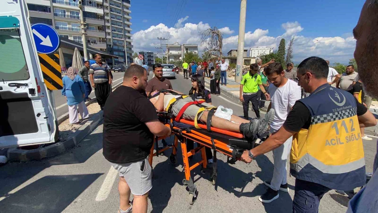 Motosiklet kavşakta dönüş yapan otomobille çarpıştı: 2 yaralı
