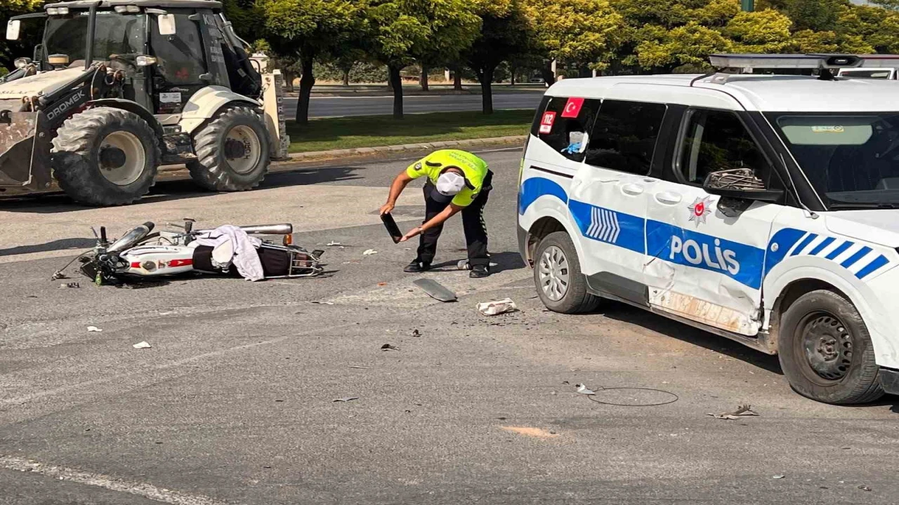 Motosiklet polis aracı ile çarpıştı: 2 yaralı