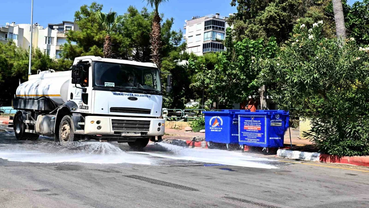 Muratpaşada çöp konteynerlerinde hijyen mesaisi