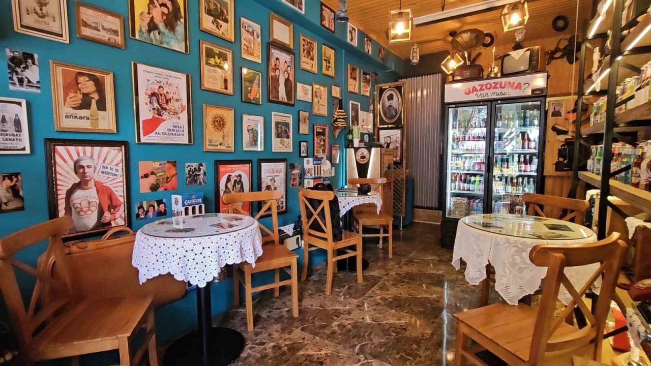 Müşterilerini 40 yıl öncesine götüren nostalji kafe, 85 farklı yöresel gazozuyla geçmişi günümüze getiriyor