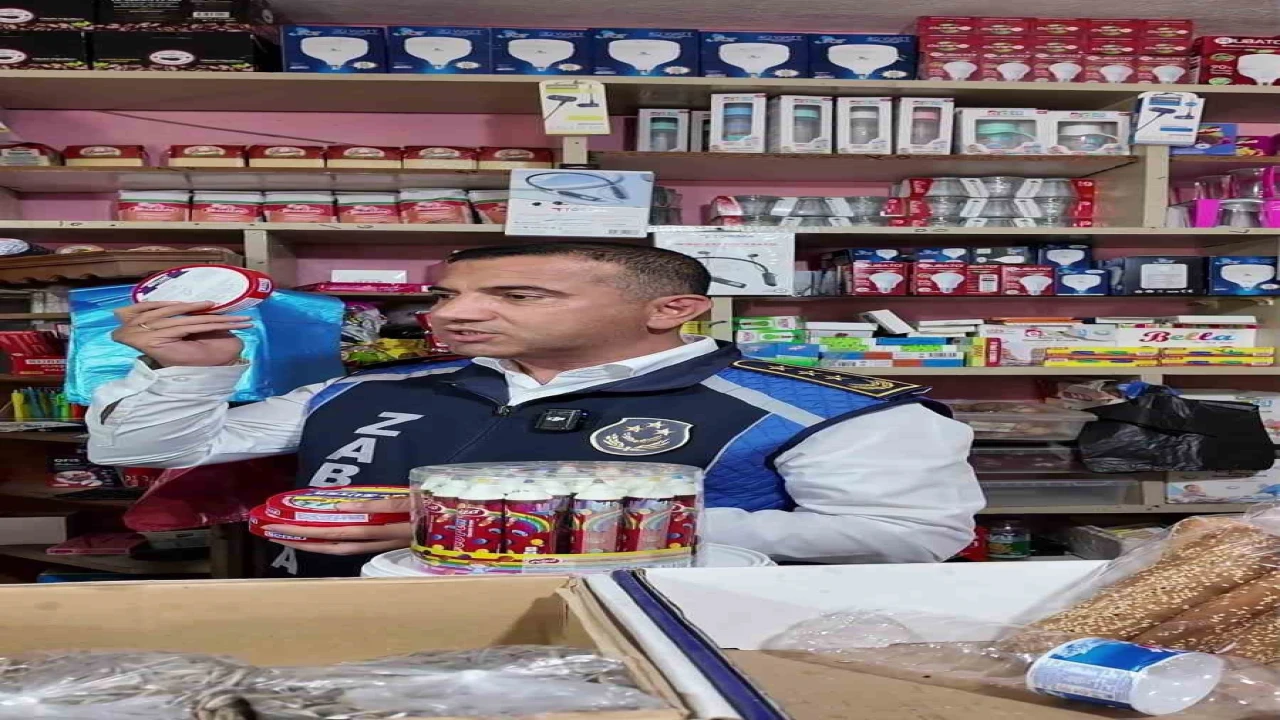 Okul çevresindeki iş yerinde son kullanma tarihi geçmiş ürün satan marketçi kendini yeni bitmiş diyerek savundu