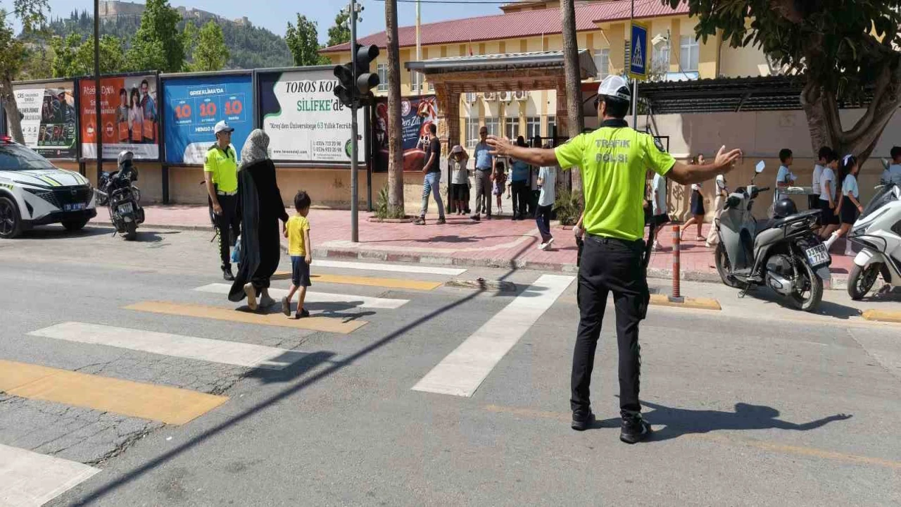 Okul önlerinde trafik güvenliği denetimleri başladı