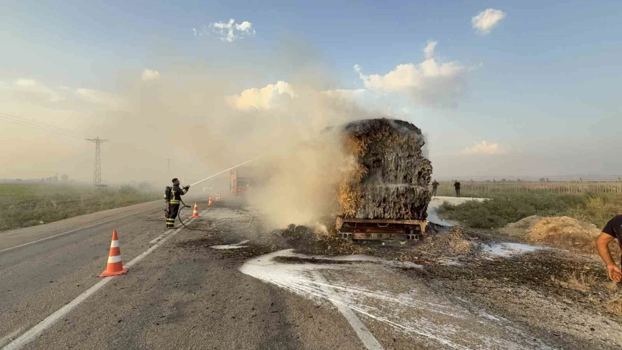 Osmaniyede anız yangını seyir halindeki saman yüklü tıra sıçradı