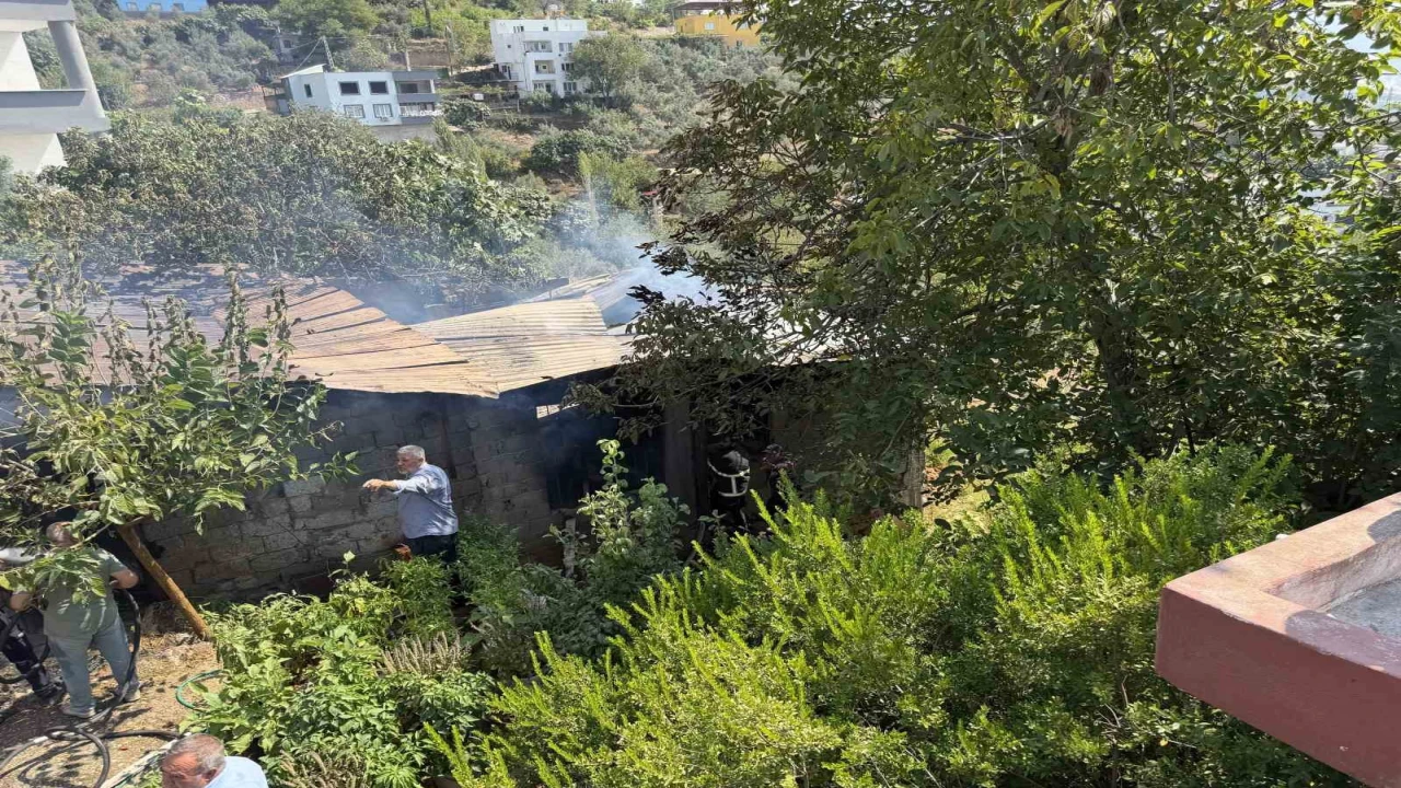 Osmaniyede çıkan yangında ahır kullanılamaz hale geldi