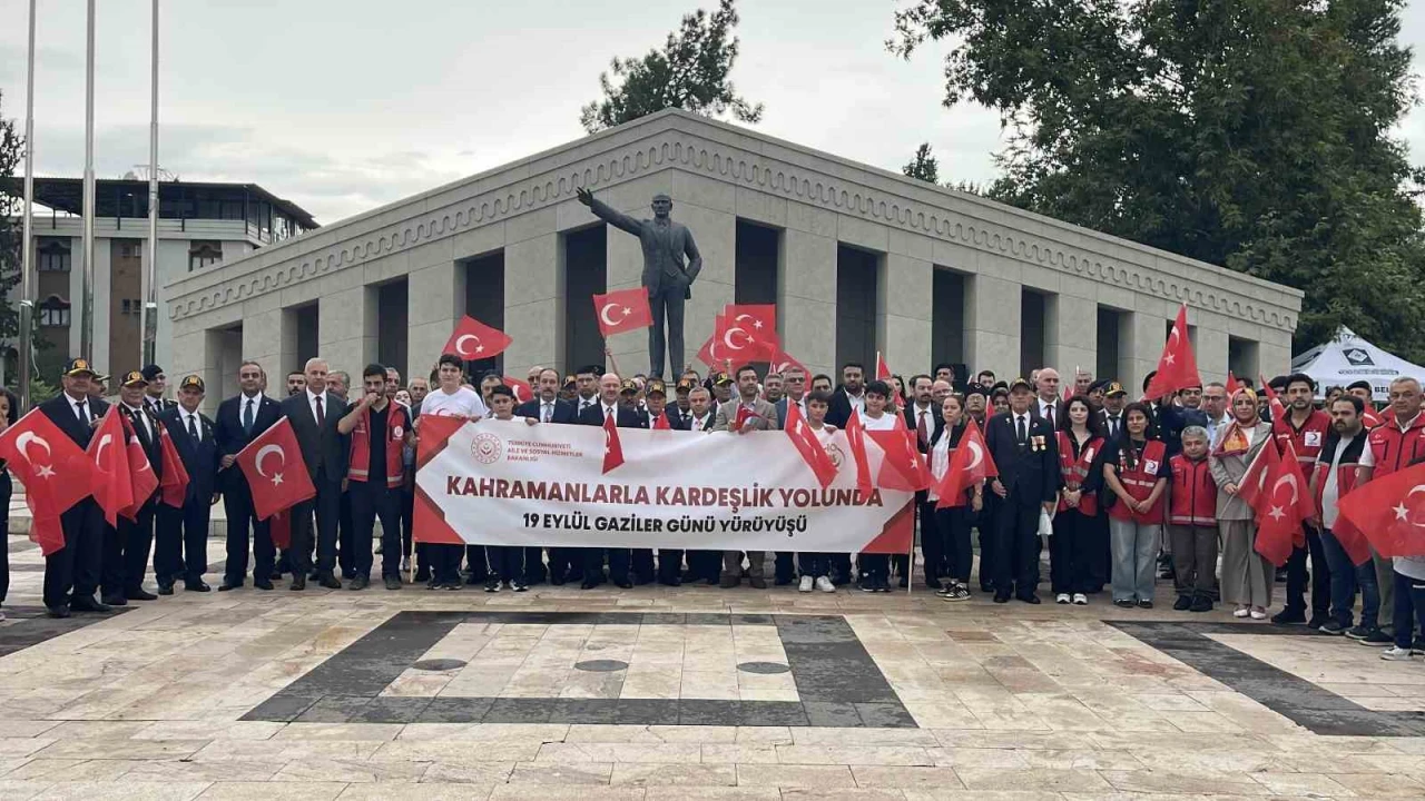 Osmaniyede gaziler mehter marşlarıyla yürüdü