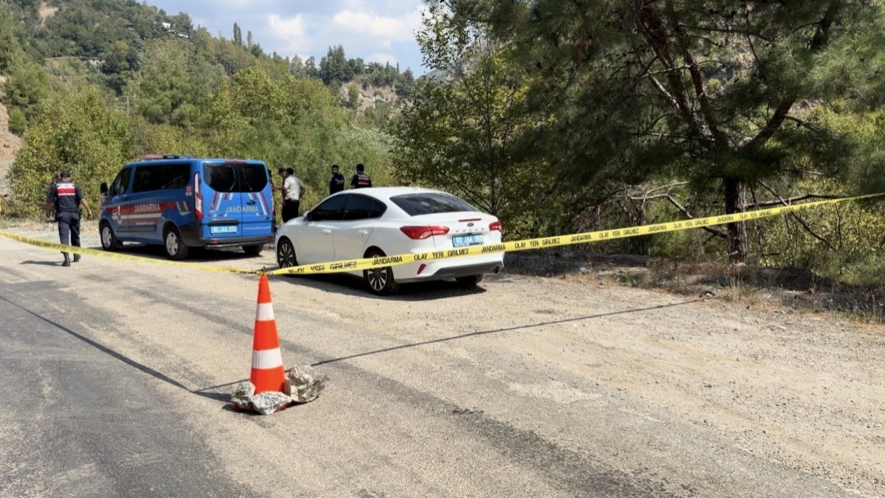 Osmaniyede otomobil 50 metrelik uçuruma yuvarlandı: 1 ölü, 1 yaralı
