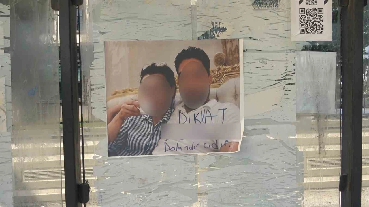 Otobüs durağına asılan Dikkat, dolandırıcıdır yazılı fotoğraf karesi görenleri şaşırttı