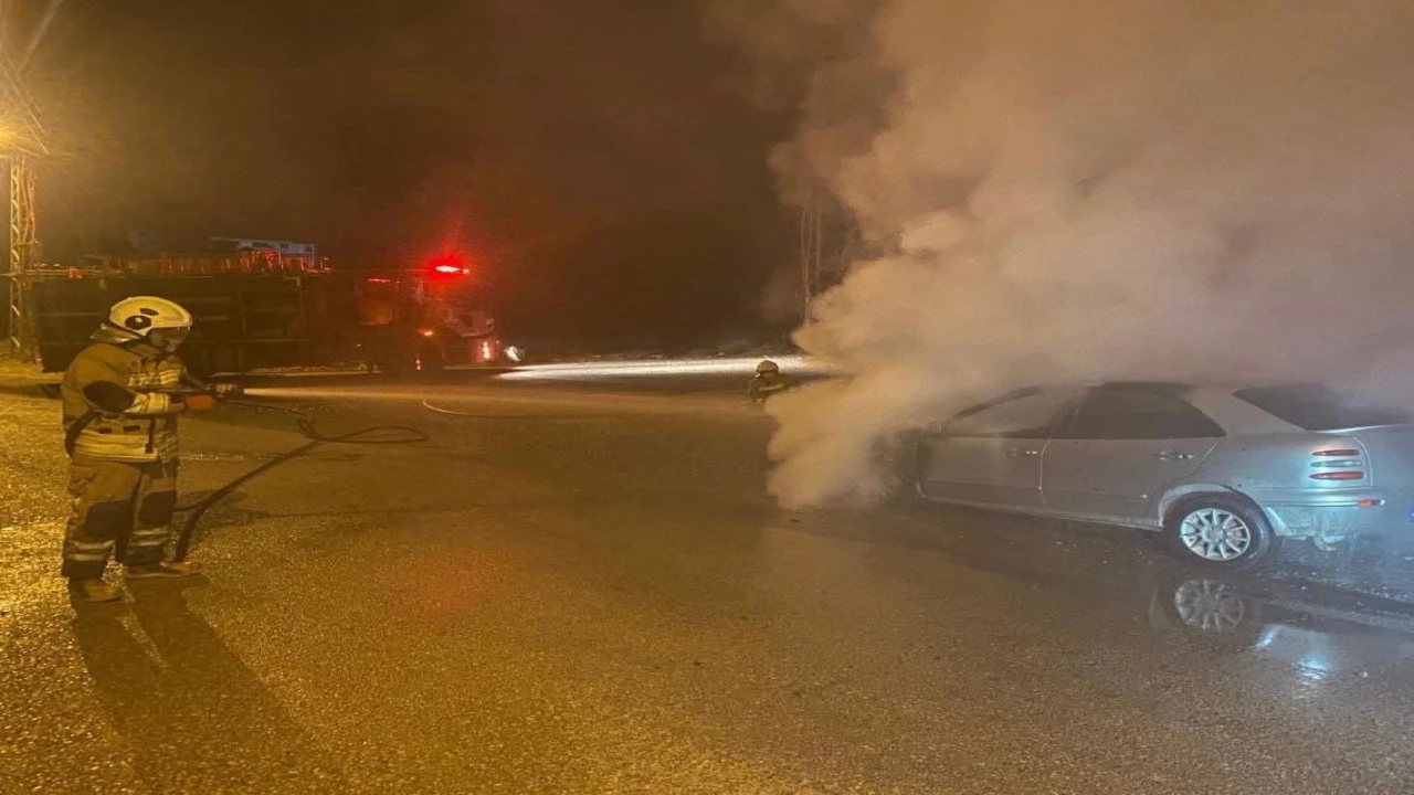 Payasta otomobilin motorundan alevler yükseldi