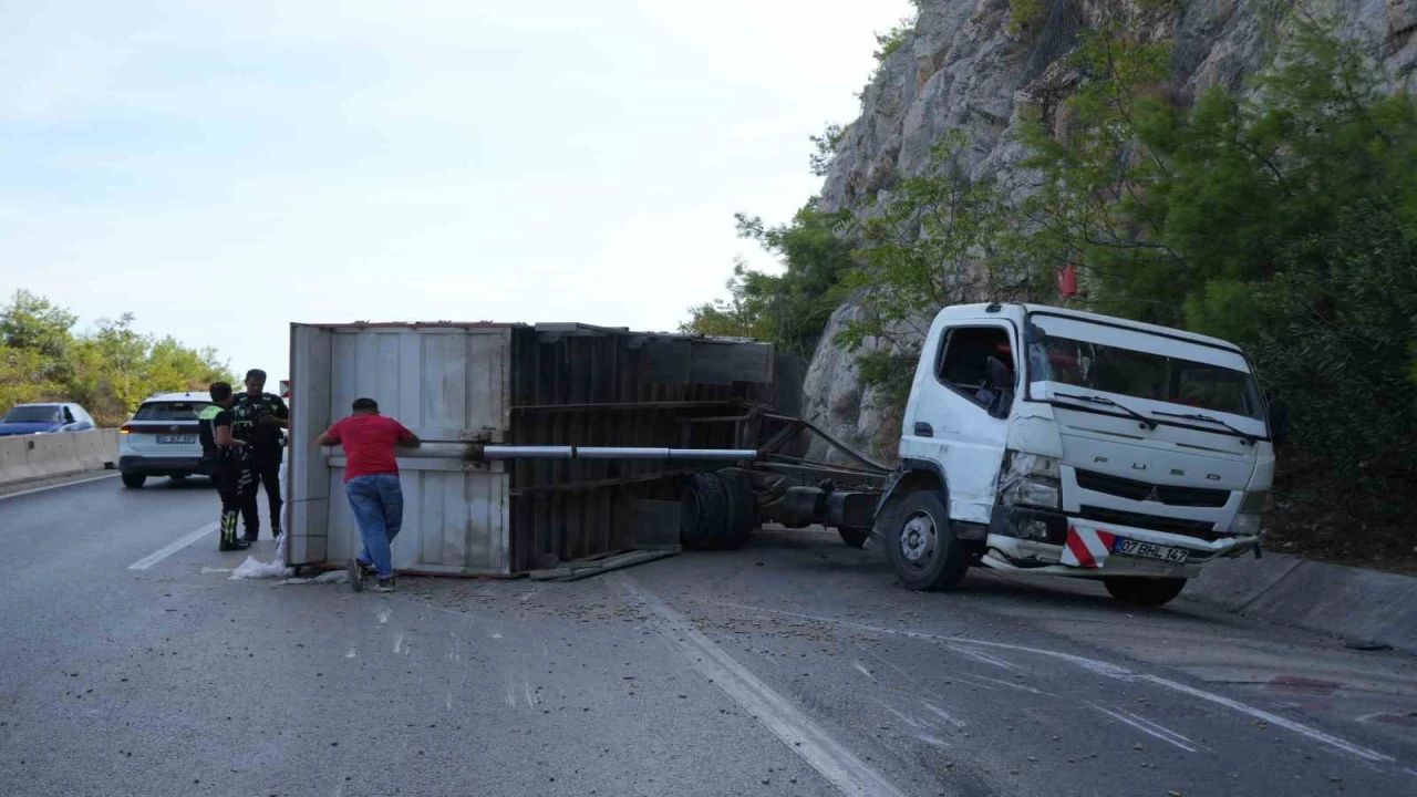 Pelet yüklü kamyon bariyerlere çarptı, kasası devrildi: 1 yaralı