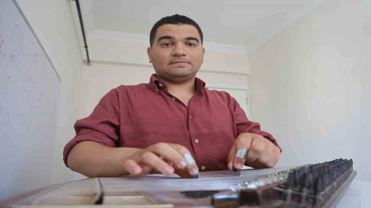Profesörün Okuma, yazma öğrenemez dediği otizmli Ertuğrul, tüm engelleri aşarak annesinin 1 yaşında başlattığı eğitimle konservatuardan mezun oldu