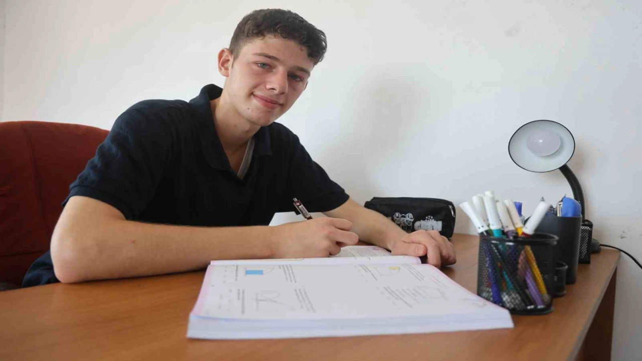 Savaşın ve depremin pes ettiremediği Suriyeli Münir, 3 kardeşiyle paylaştığı odada günde 6 saat ders çalışarak tıp fakültesini kazandı
