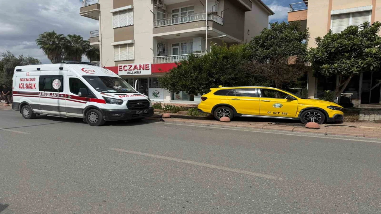 Serikte taksi ile hafif ticari araç çarpıştı, mahalleli kavşağa önlem alınmasını istedi