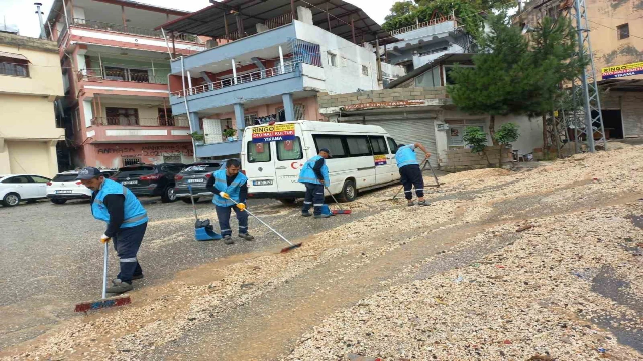 Şiddetli yağış sonrası Antakyada temizlik ekipleri sahaya çıktı