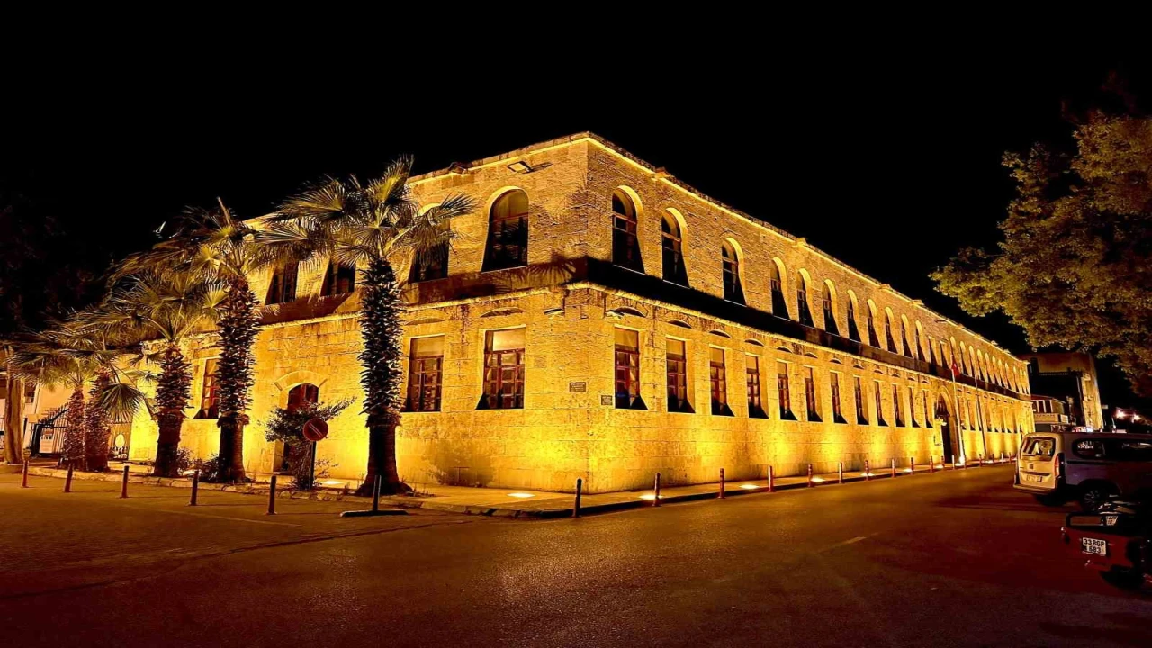 Silifke Hükümet Konağı gece görüntüsüyle ilçeye değer katıyor