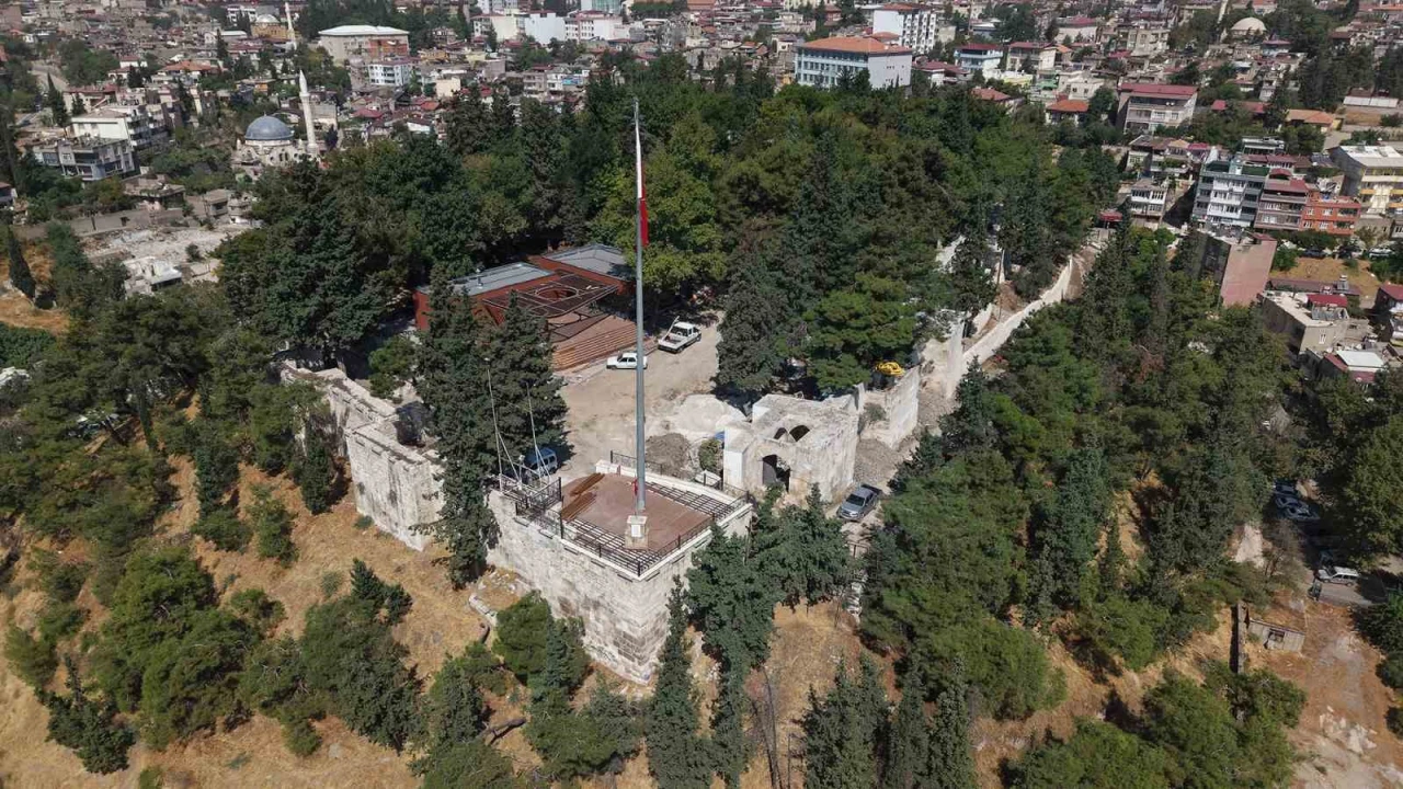 Tarihi Kahramanmaraş Kalesi, ziyaretçilerini ağırlamak için gün sayıyor