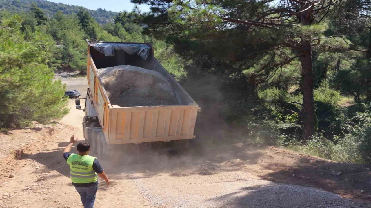 Tarsusun kırsal mahallelerinde ulaşım için yol mesaisi