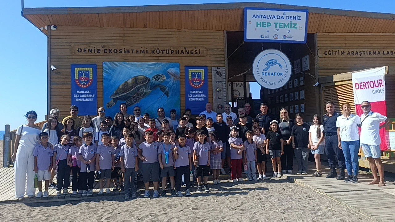 Tedavisi tamamlanan iki yeşil deniz kaplumbağası denize bırakıldı