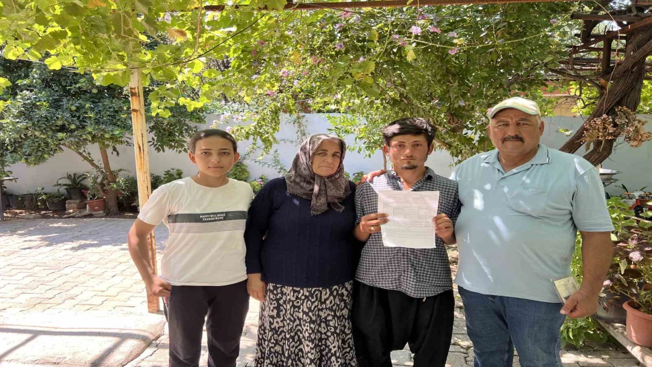 Türk aile şefkatle yaklaştıkları ve 7. evlatları olarak gördükleri Suriyeli Abdurrahmandan ayrılmak istemiyor