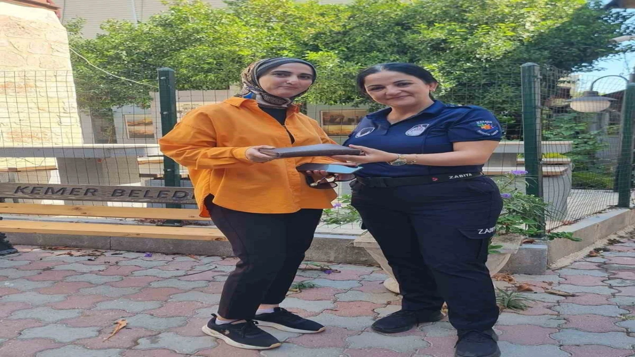 Vatandaş tarafından bulunan cüzdan zabıta tarafından sahibine teslim edildi